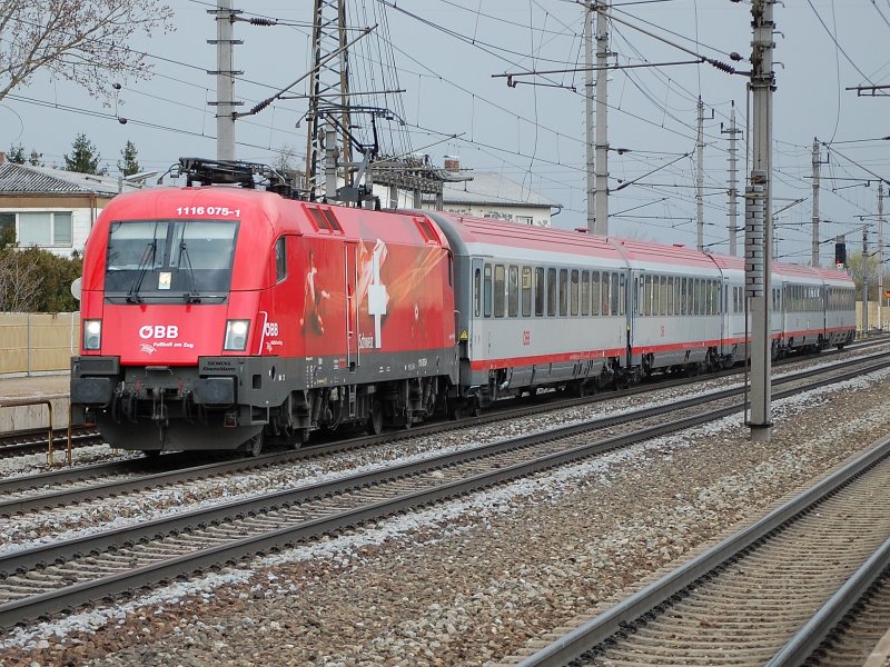 In voller Fahrt erwischt: Die 1116 075  EM-Schweiz 
mit dem IC 644  Wiener Tafel  in Marchtrenk am 26.03.2008.
