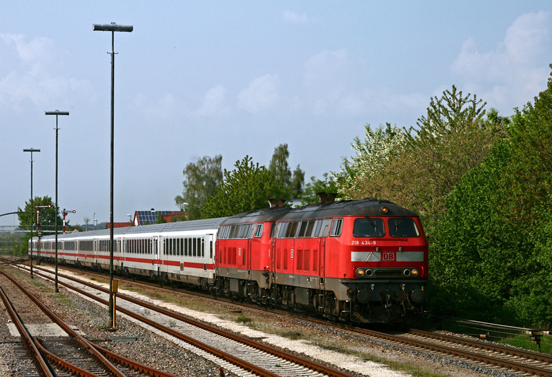 In voller Schussfahrt passieren mit fhrender 218 434 zwei Ulmer 218er mit dem ab Ulm als Regionalexpress verkehrenden IC / RE 2013 von Hannover nach Oberstdorf den idyllischen Bahnhof von Vhringen. Zumindest die 218 434 war bis Dezember 2008 noch in Lbeck beheimatet, bevor sie in den Sden kam, die Nummer der zweiten Lok war bei der Durchfahrt leider nicht zu erkennen.