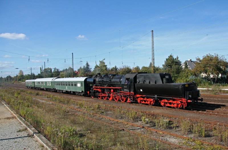 In Vorbereitung der Fahrt nach Weimar, trifft 52 8154-8 mit drei Wagen des Museumszuges des EMBB am 09.10.2009 in Leipzig-Wiederitzsch ein.