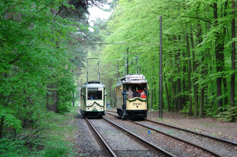 In der  Waldausweiche  am Ende der Waldstrecke kurz vor dem Ortseingang Woltersdorf begegneten sich der KSW-Zug und der Maximum. 
Der Maximum ist derzeitig der lteste Wagen auf der Woltersdorfer Straenbahn. Gebaut wurde er 1910 fr die  Grosse Berliner Strassenbahn . (03.05.08)