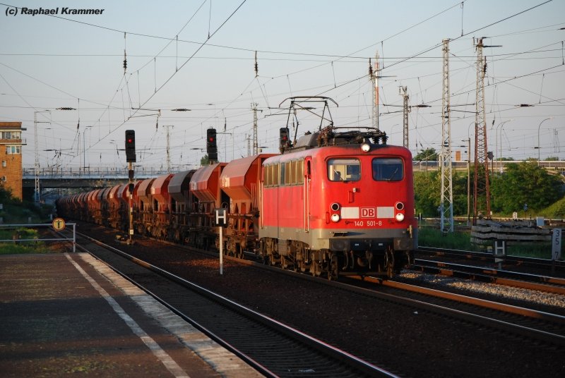 In das warme Licht der Abendsonne getaucht durchfhrt 140 501-8 mit ihrem Gterzug am 25.05.09 den Bahnhof Schnefeld.