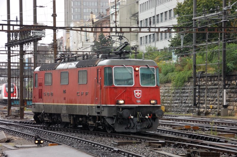 In Warteposition unter einem Schaltposten (SchaPo): Re 4/4 II 11214 in der Nordeinfahrt von Basel-SBB. (12. August 2008)