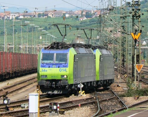 In Weil/Rhein haben soeben 485 014 + 485 007 der BLS einen Autologistikzug aus Italien an den Kooperationspartner DB Railion bergeben.