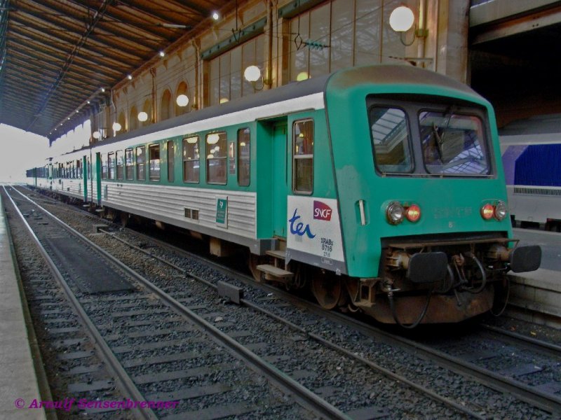 In der wei-grnen Farbgebung der Rgion Picardie stehen zwei Triebzge des  Caravelle  genannten Typs EAD zusammengekuppelt im Bahnhof Paris-Nord.
Hier vorne der Steuerwagen XR8716 des X4719 mit modernisierter Front, dahinter der X4603 mit unmodernisierter Front.

Paris—Nord
24.06.2007
