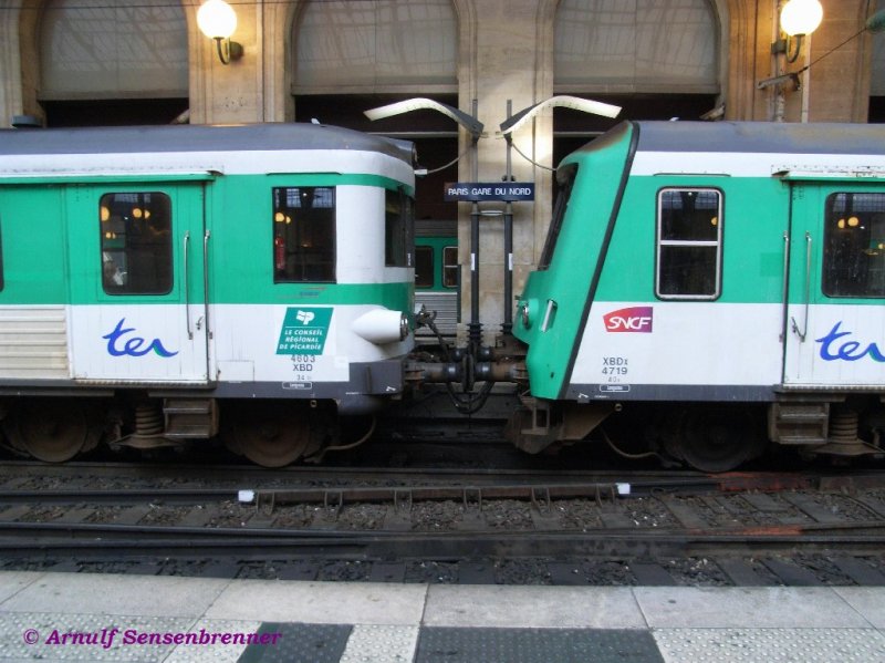 In der wei-grnen Farbgebung der Rgion Picardie stehen zwei Triebzge des  Caravelle  genannten Typs EAD zusammengekuppelt im Bahnhof Paris-Nord.
Zwei unterschiedliche Fronten und doch ist es der gleiche Triebwagentyp:
Links der X4603 mit unmodernisierter Front und rechts der X4719 mit modernisierter Front.


Paris—Nord
24.06.2007
