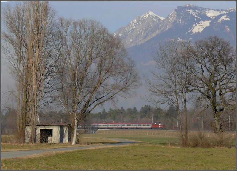 In der weiten Ebene des Rheintals bei Sargans erscheint der EC 160 Vorarlberg gezogen von einer Re 4/4 II. Im Hintergrund der 1944m Alpspitz oberhalb Gamprin FL. (29.01.2008)