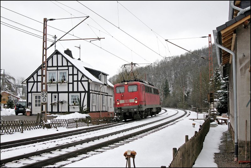 In Welschen-Ennest bleibt die Lok stehen und rollt anschlieend zurck nach Altenhundem. 139 558 bei der Talfahrt in Benolpe. Bei meinem 7 Stndigen Aufenthalt in Benolpe war es die einzigste Leistung die ich von der 139 558 ablichten konnte... (26.03.2008)

