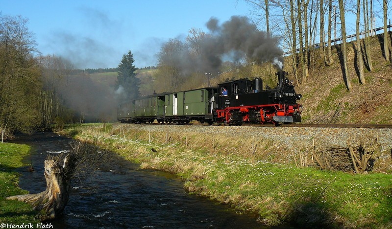 In wenigen Augenblicken kommt 99 1568 mit ihrem Personenzug am Hp Wildbach zu stehen. Aufgenommen am 13.04.2009