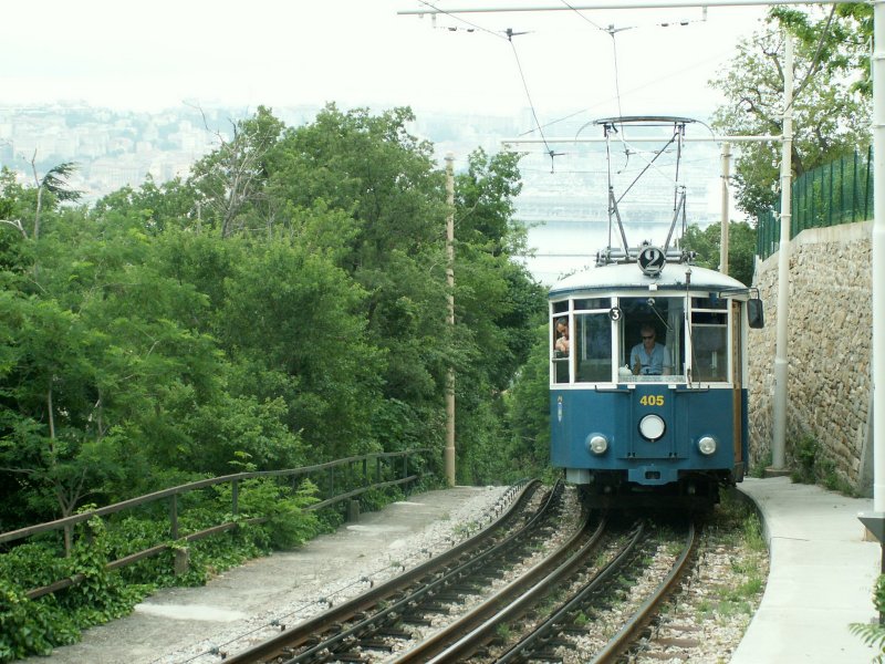 In wenigen Augenblicken ist der obere Teil der Steilstrecke erreicht.Dann lst sich das Tram vom Standseilwagen und fhrt allein(Adhsion)nach Villa Opicina weiter.Triest 03.06.08