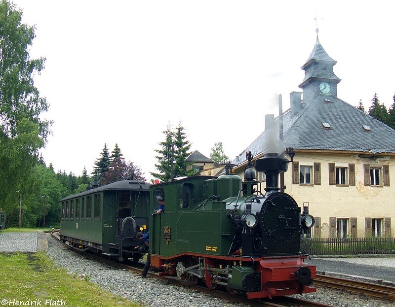 In wenigen Minuten wird sich 99 7528 (so mchte ich sie weiterhin nennen) in Richtung Jhstadt in Bewegung setzen. Aufgenommen im Bahnhof Schlssel am 27.06.2009