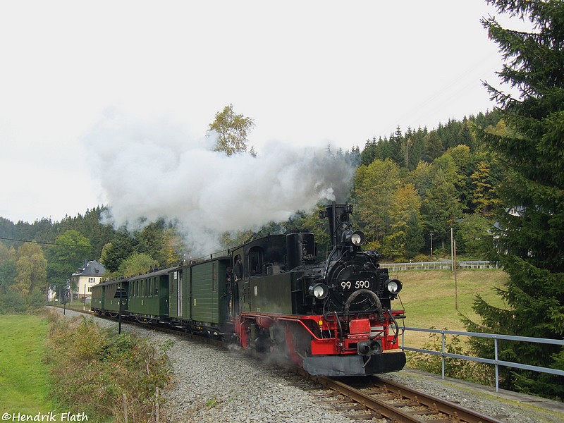 In wenigen Momenten wird 99 590 mit ihrem Personenzug den Bahnhof Schmalzgrube erreicht haben. Aufgenommen am 03.10.2009