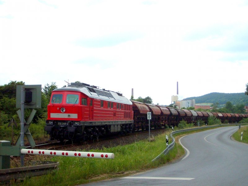 In Widdershausen legt sich am 11.06.08 232 240-2 mit ihrem Kalizug ins Zeug.