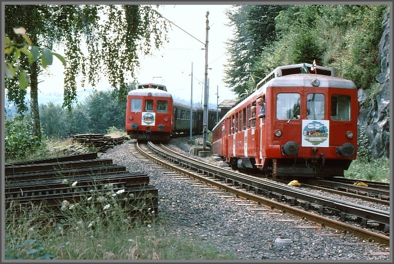 In Wienacht-Tobel auf halber Strecke zwischen Heiden und Rorschach befindet sich eine Ausweichstelle, die aber heute nicht mehr fahrplanmssig genutzt wird. 1975 anlsslich der 100 Jahr Feier begegnen sich hier zwei Zge, wobei der eine Zug EW II Wagen der SBB mit sich fhrt. Der Lokfhrer im vorderen Triebwagen ist mein Vater. (Archiv 09/1975)