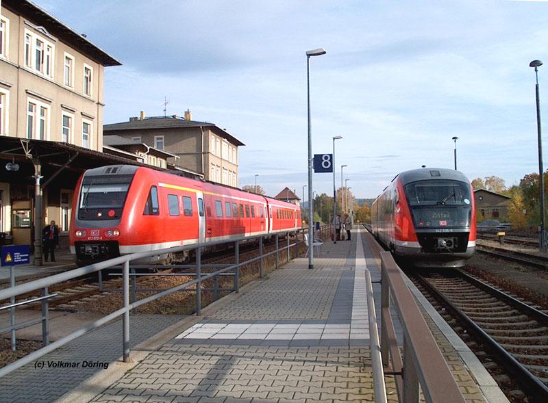 In Wilthen kreuzen 642 535 als RB 17721 Dresden-Zittau und 612 072 als RE 17030 Zittau-Dresden  - 23.10.2004

