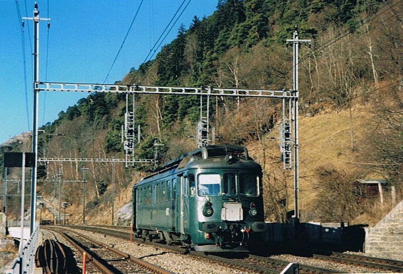 In den Wintermonaten gengte oft ein solo fahrender Be 4/4 dem sprliche Passagieraufkommen im Regionalverkehr auf der Ltschberg Sdrampe. Hohtenn im Februar 1996. (Gescanntes Foto) 