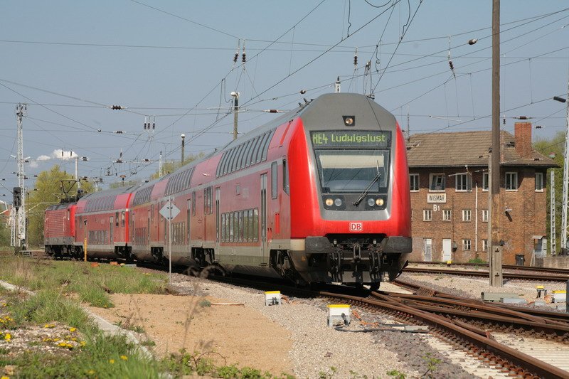 In Wismar hat Ausfahrt der RE 4 nach Ludwigslust. 16.04.2009 