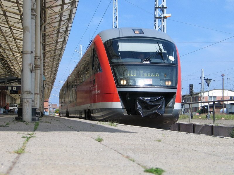 In Wismar steht am Bahnsteig 2 der RE8 nach Tessin zur Abfahrt bereit. 20.06.2007