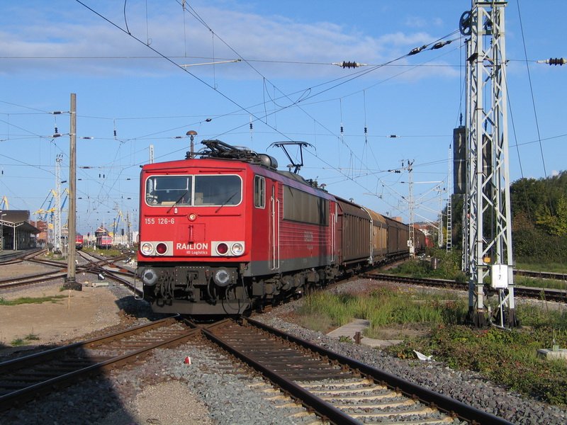 In Wismar zieht die 155 126-6 ihren Gterzug aus dem Seehafen nach Bad Kleinen. 29.09.2008