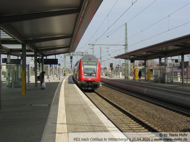 In Wittenberge fhrt gerade der RE 38139 auf der Fahrt von Wismar nach Cottbus ein. Die 3 RE160 Wagen und der RE160 Steuerwagen werden von einer  BR 114 002 geschoben.