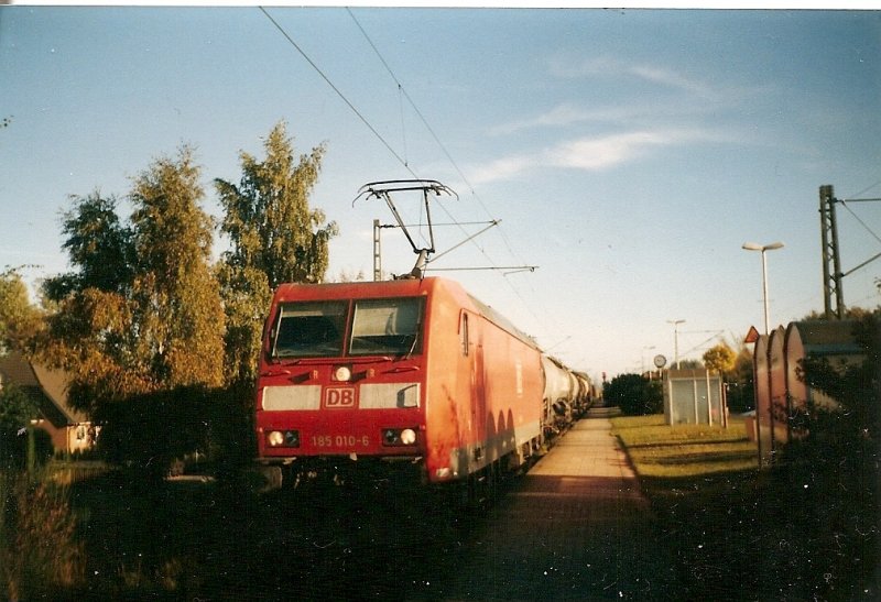 In Wrist ist die 185 010 mit einem Kesselganzzug(Vorschriftsm��ig den vorderen Stromabnehmer angelegt)im Oktober 2005 auf ein �berholgleis gefahren und mu�te die �berholung einer Regionalbahn nach Hamburg abwarten.