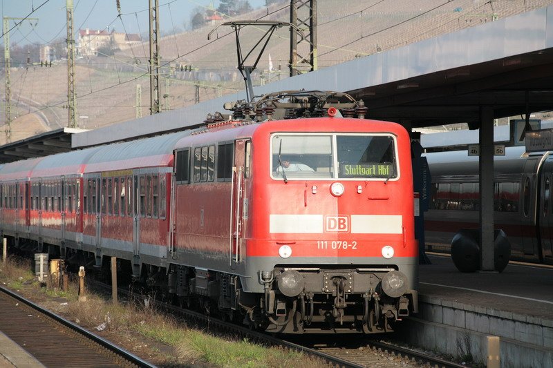 In Wrzburg steht die 111 078-2 mit einem Personenzug Abfahrbereit nach Frankfurt/Main. 01.04.2008