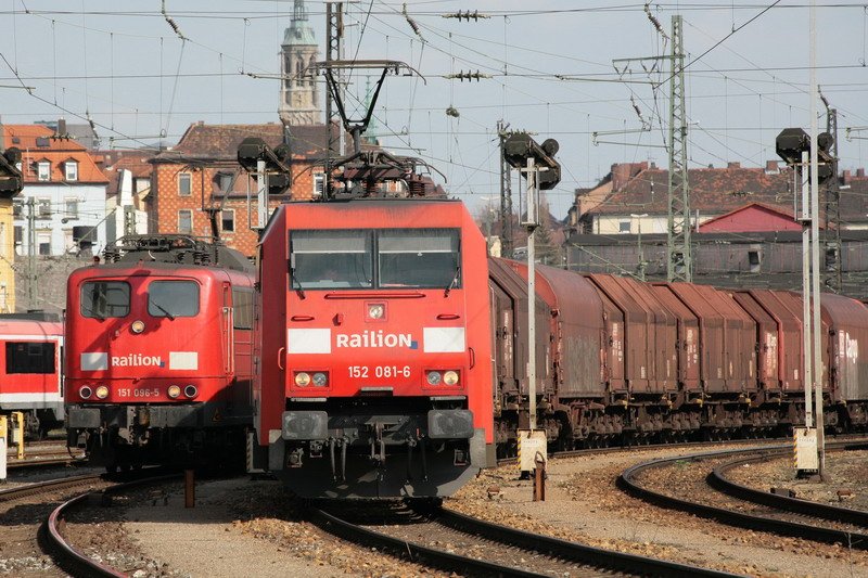 In Wrzburg warten die 152 081 und 151 096 auf ihre Ausfahrt. 01.04.2008