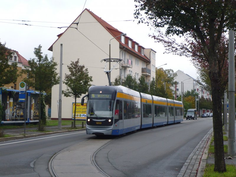 In der Zeit vom 10.10.-18.10. kam es zur Umleitung der Tramlinien 8&15 zur Schleife Plautstrae(Baumanahme  Schnauer Ring ). 
Whrend die Schleife mit einem anderen NGT12 und einer T4D schon  voll  ist (siehe erstes Bild), muss NGT 1203 auf der Strae warten.
12.10.2009