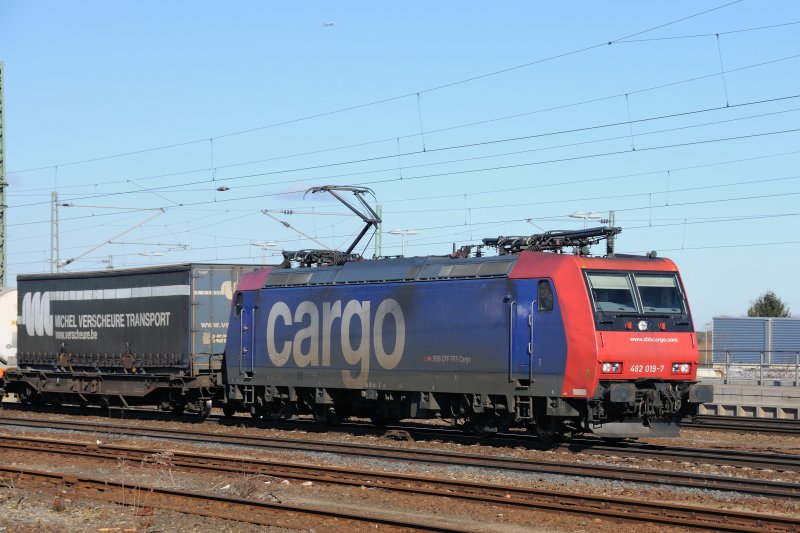 In Zeitlupe schlich diese Re 482 in das Gterzugumfahrgleis in Gro Gerau-Dornberg an der KBS 655. Irgendein Defekt schien sie  auszubremsen . (Mrz 2009).