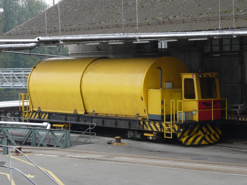 In der Zellulosefabrik in Attisholz bei Solothurn ist dieses Bahngefhrt abgestellt Vermutlich zum Transport von Rollen die witterungsempfindlich sind ( Papier ) Gesehen am 27.10.2007