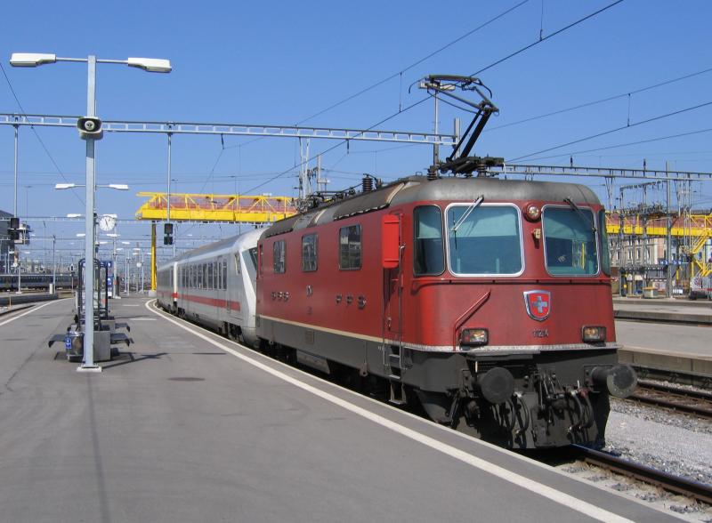 In Z�rich f�hrt ein IC 570 aus Chur. Hinter der Lok 11214 (Re 420; Re 4/4 II) befindet sich ein IC-Steuerwagen Bpmbdzf der DB - 12.08.2005
