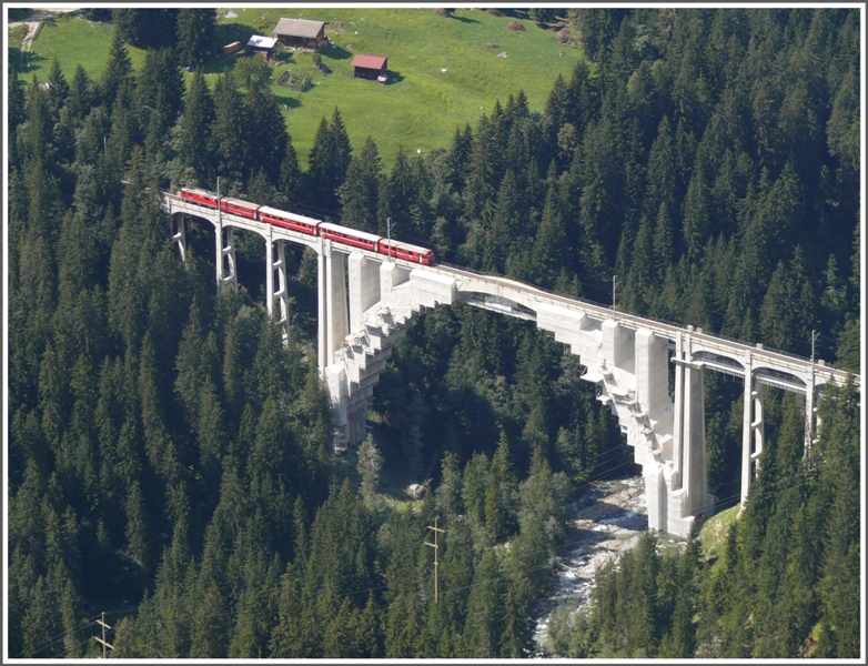 In einer zweiten Etappe wird der Bogen des Langwieser Viaduktes erneuert. Auf dem Weg nach Chur befhrt R1444 soeben die imposante Brcke. (17.08.2009)