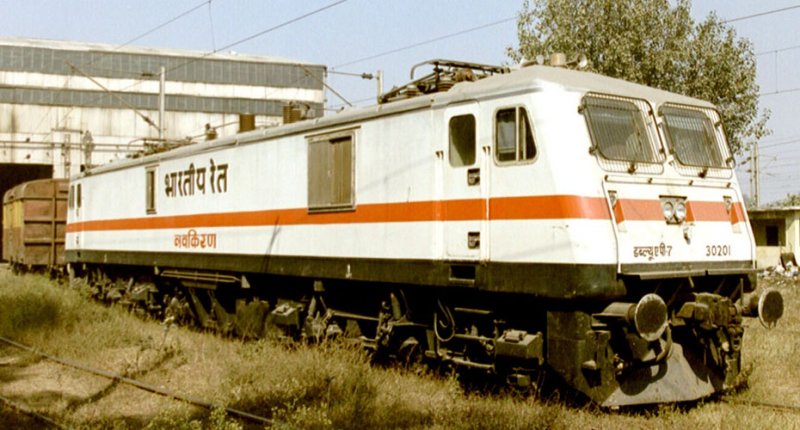 Indian Railways baute im Jahr 2000 die erste WAP-7 fr schwere Schnellzge - eine Weiterentwicklung  aus der Gterzuglokomotive WAG-9. Die genderte Getriebebersetzung ermglicht das Fhren von 1300t-Schnellzgen mit bis zu 26 Wagen und einer Hchstgeschwindigkeit von 140 km/h. 