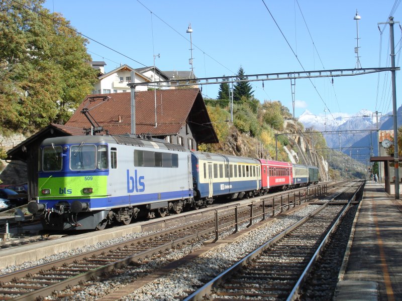 Infolge des Kabelbrandes am Morgen des 24.10.2006 zwischen Goppenstein und Hohtenn war diese Strecke whrend des ganzen Tages nur einspurig befahrbahr.Fr den Regionalzug mit der Re 4/4 II 509 war deshalb in Ausseberg bereits Endstation um den dichten Verkehr zu entlasten.In Hohtenn und Ausserberg hielten jeweils die Schnellzge.   
