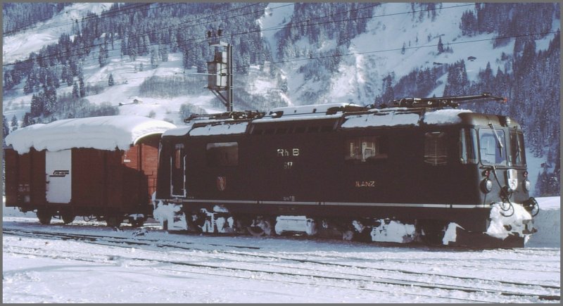 Infolge der zerstrten Brcke ber das Val Son Placi, ist die Ge 4/4 II 617  Ilanz  in Disentis eingeschlossen und muss den Bau der neuen Brcke abwarten. (Archiv 02/84)