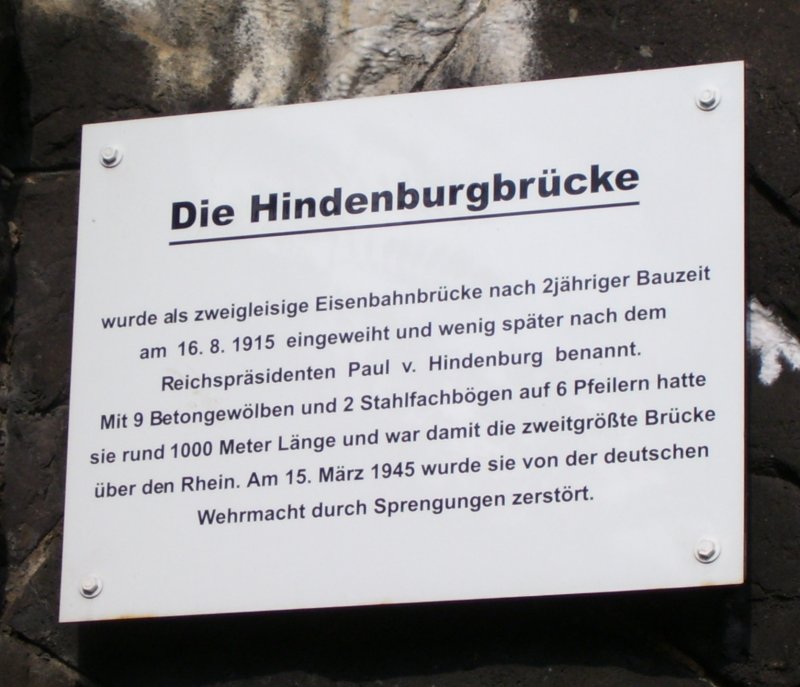 Infotafel am Rest der zerstrten Hindenburgbrcke in Rdesheim am Rhein; 23.08.2007
