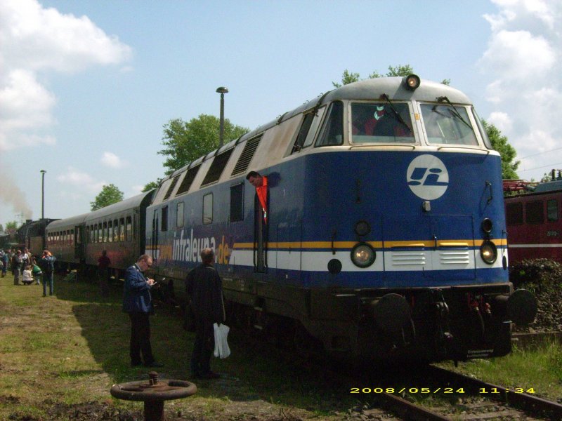 Infra-Leuna-Werklok 205 vor dem Sonderzug im Bw Weimar. Der Sonderzug fuhr Diesellok voran zum Weimar-Berkaer Bahnhof und von dort aus Dampflokgef�hrt zur�ck ins Festgel�nde.
