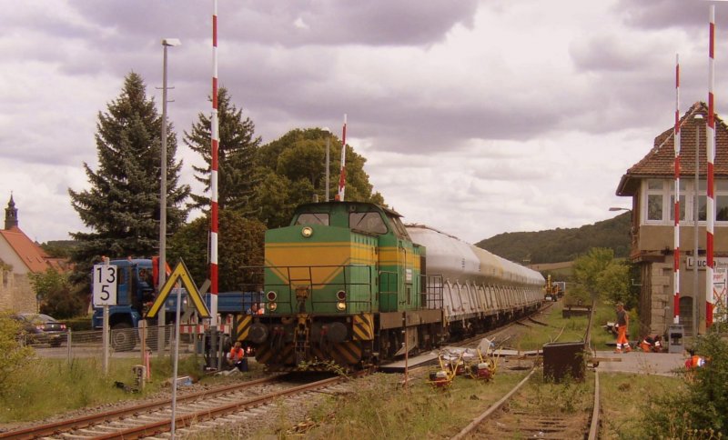 InfraLeuna 133 passiert trotz geffneter Schranken, auf schriftlichen Fahrbefehl, mit einem Zementkesselleerzug nach Karsdorf den B der B176 in Laucha (Unstrut); 28.08.2007 