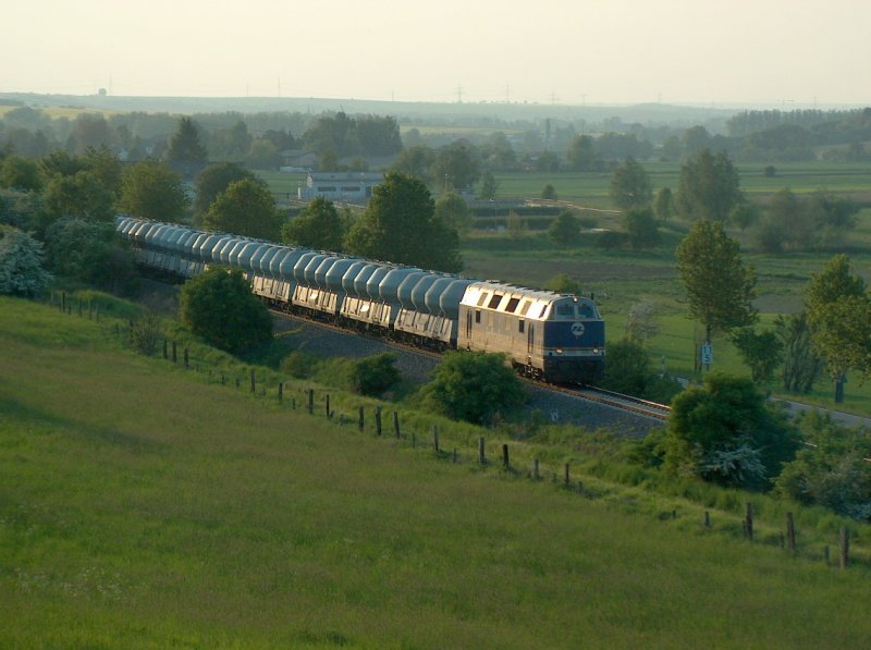 InfraLeuna 204 mit DGS 94496 von Karsdorf (Zementwerk) nach Rostock (Seehafen), bei Laucha (Unstrut); 13.05.2008
