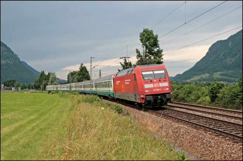 Innehalb von 90 Minuten hat sich das Wetter (leider) ge�ndert... 101 008 legt sich mit dem InterCity 89  Leonardo da Vinci , M�nchen Hbf - Milano Centrale, beim Kloster Raisach in die Kurve. (06.07.2008)
