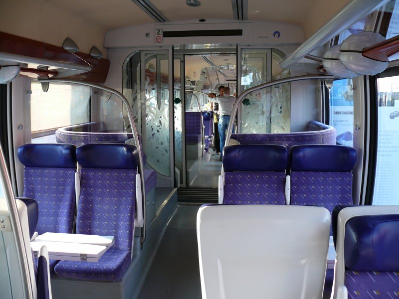 Innenansicht der 2. Klasse des bimodalen, von Bombardier gebauten, vierteiligen Triebzugs B82507. 
Diese Zge sind aber je nach Region in Frankreich unterschiedlich gestaltet. Das Design und die Ausstattung werden jeweils durch die bestellende Region, welche die Zge beschafft, festgelegt. Manche Regionen bestellen die Zge auch einklassig.
Dieser Zug wurde 2007 von der Region Champagne-Ardenne beschafft und wird von der SNCF fr die Region im Regionalverkehr dort eingesetzt. 
28.09.2008 INNOTRANS Berlin