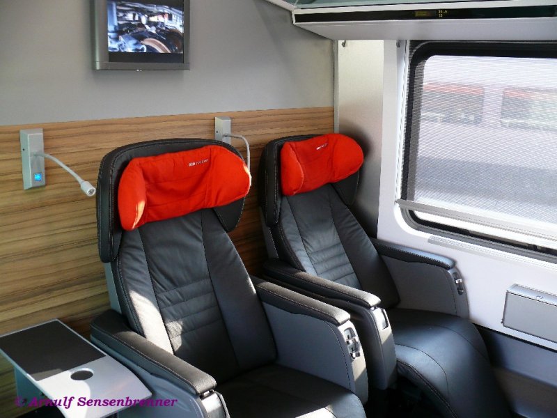 Innenansicht des neuen BB-Railjet, in dem die BB wieder drei Klassen einfhrt, die neusterreichisch als Premium, First und Economy angepriesen werden.
Hier zu sehen die Premium-Class.

Bezeichnenderweise konnten die Besucher auf der Innotrans nur die schick gestalteten Premium- und First-Class ansehen.
Die Economy war nicht zugnglich :-( 
Nun, gerade diese htte mich interessiert. Die Bestuhlung in dieser (eigentlich 2.Klasse) wird ja in der Fachpresse, im Gegensatz zu den bisherigen sehr gerumigen 2.Klasse-Sitzen der BB, als sehr eng beschrieben.

28.09.2008 INNOTRANS Berlin

