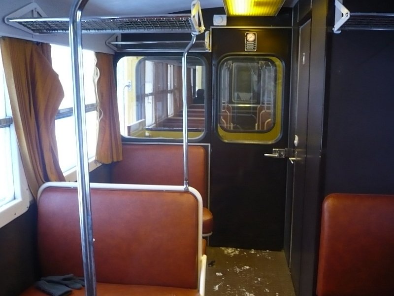 Innenansicht des Zwischenwagens, die Ausstiegsplattform befindet sich in der Mitte der Wagen, der Zug bestand aus drei Wagen, vorn und hinten je 1 Motorwagen, in der Mitte ein motorloser Wagen, aufgenommen 05.03.2008