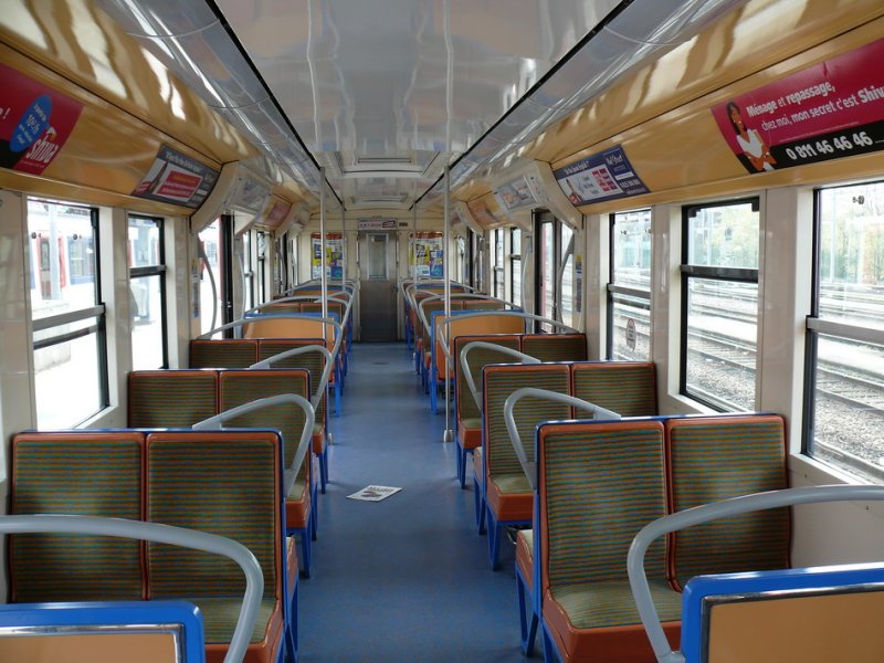 Innenansicht eines modernisierten Triebwagens der RATP-Reihe M15.000 (Typ MS61).
Die RATP (Pariser Verkehrsbetriebe) haben die Reihe von 1967-1980 in Dienst gestellt. Von 2006-2009 wurde ein Teil der Reihe modernisiert.
22.04.09