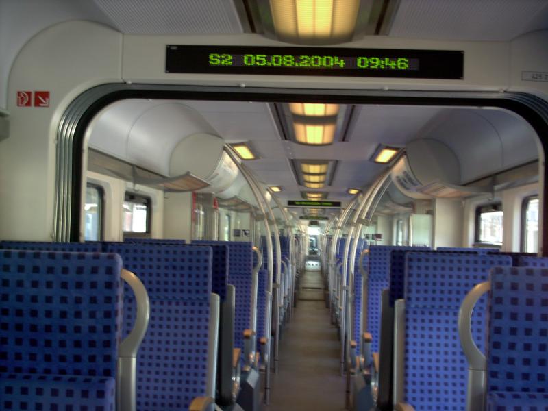 Innenansicht ET 425.2. Hier hat dieser Triebzug die Leistung der S-2 von Eberbach nach Kaiserslautern. Eberbach, 5.8.04