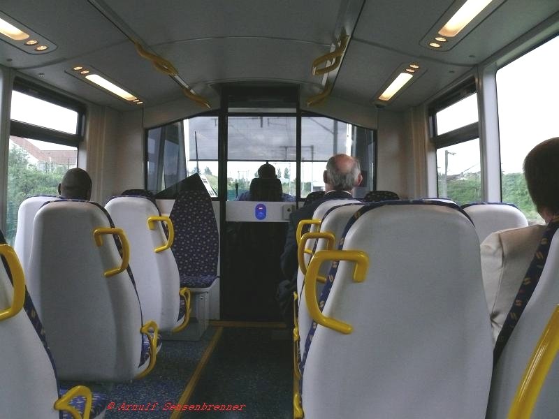 Innenansicht der zweiteiligen Tram-Train U25503+U25504 (TT2) vom Typ Siemens Avanto S 70 (fr 25kV/50Hz und 750V=) auf der Fahrt von Bondy nach Aulnay-sous-Bois unterwegs auf der Tram-Linie T4 im Pariser Verkehrsverbund.
26.06.2007

