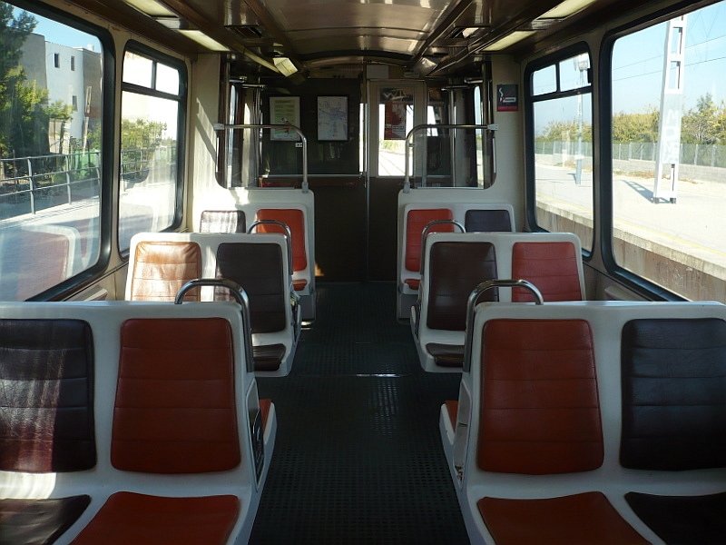 Inneneinrichtung der lteren U-Bahn-Zge, die Modernen haben Lngstbnke, aufgenommen am 29.11.2007.