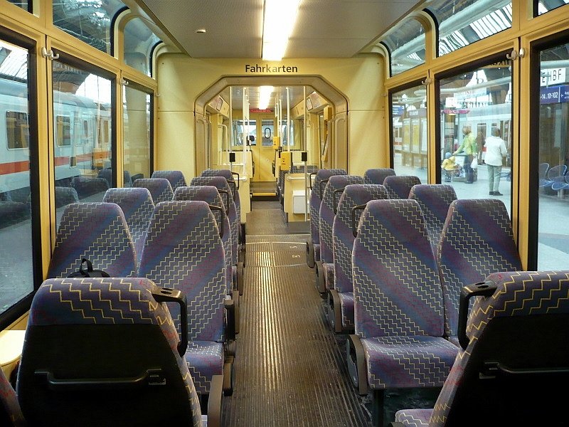 Inneneinrichtung des mittleren Panoramawagens von Zugs 868, 27.03.2008