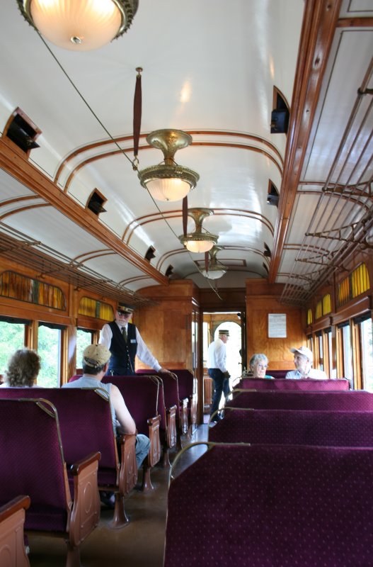 Inneneinrichtung des Triebwagens No. 8 der L & PS (LONDON & PORT STANLEY RAILWAY) im Halton County Radial Railway Museum am 31.7.2009.