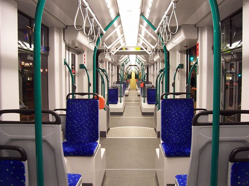 Inneneinrichtung des Triebzuges 2001 Combino Supra Budapest NF12B der BKV, aufgenommen am 21.01.2006. 