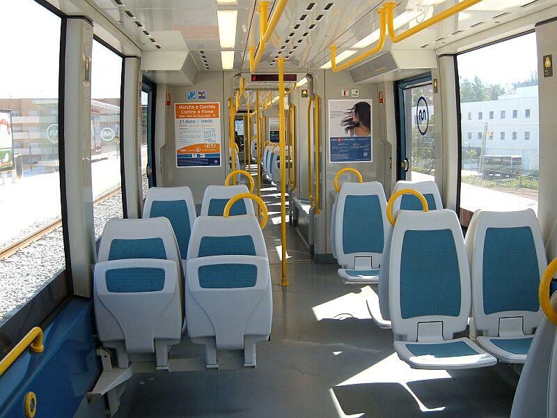 Inneneinrichtung der Eurotrams, die Z�ge sind teilweise auch au�erhalb der Hauptverkehrszeiten recht voll, diese Aufnahmen waren nur an Endstationen m�glich.